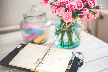 articles/flowers-desk-office-vintage.jpg