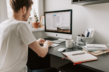 articles/guy_using_a_mac_desktop_doing_work.png